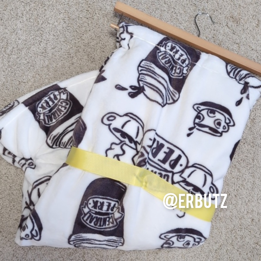 FRIENDS Central Perk ☕ Coffee Theme Cozy Plush Throw Blanket - Picture 2 of 7